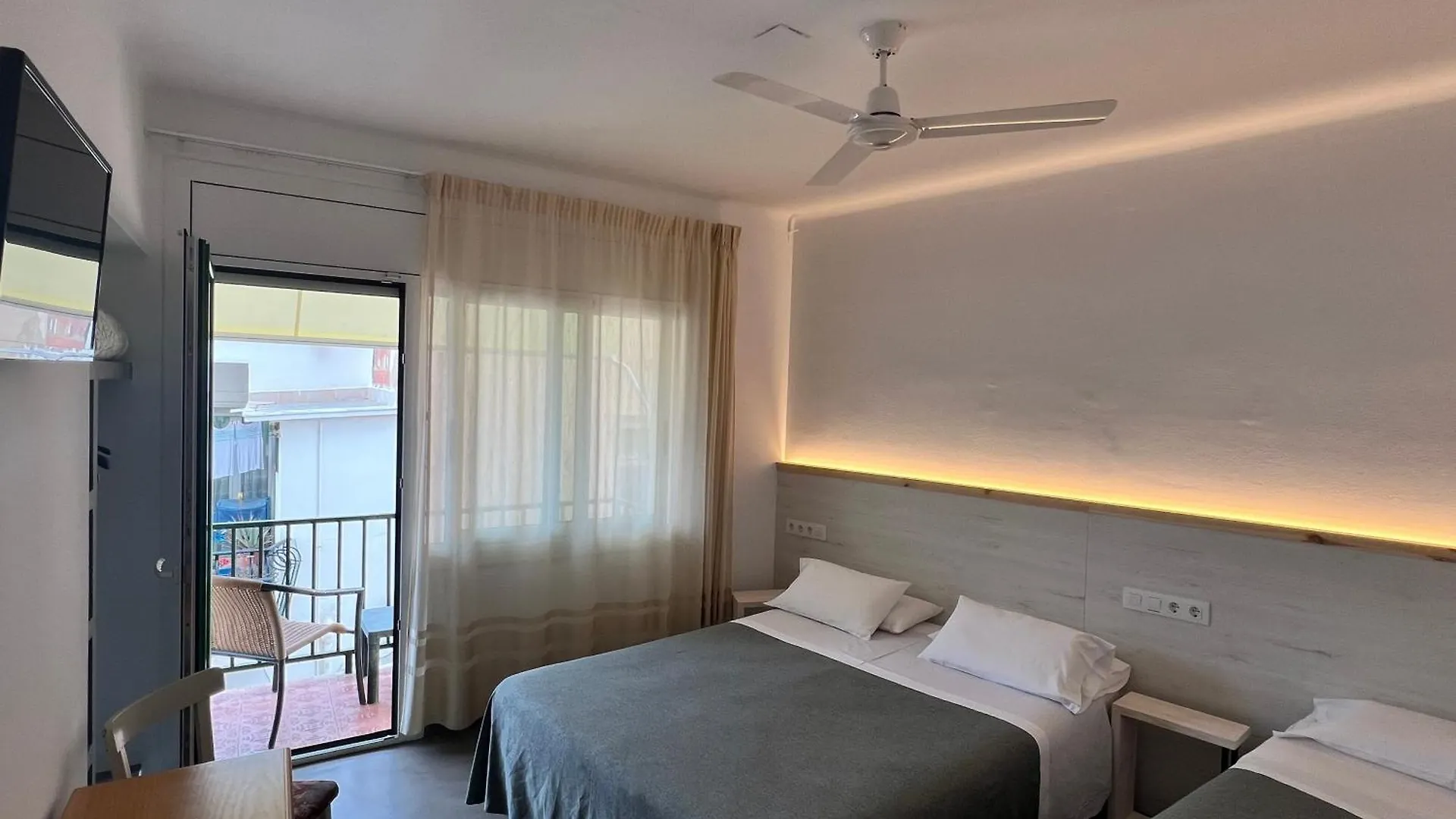Hostal Rom Familiar Roses Hotel